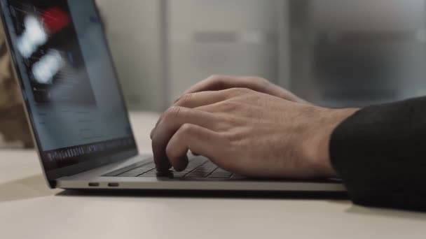 Nahaufnahme der Tastatur. Geschäftsmann arbeitet am Laptop. — Stockvideo