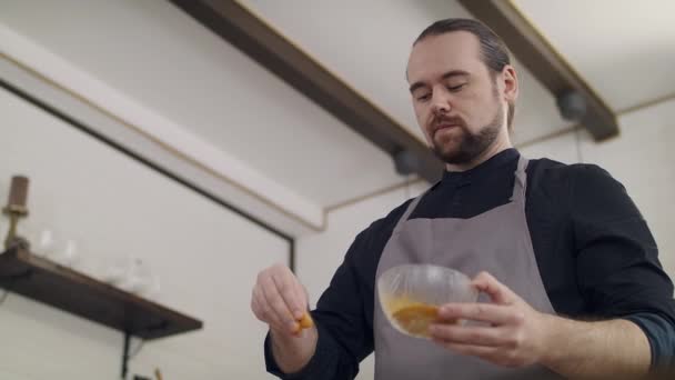 Jonge knappe mannelijke chef-kok bereidt thuis deeg in de keuken. — Stockvideo