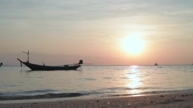 Sahile demir atmış bir balıkçı teknesi