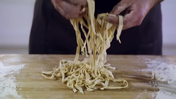 Chef Snijdt Spaghetti Close Van Pastadeeg Met Hand Udon Noedels — Stockvideo