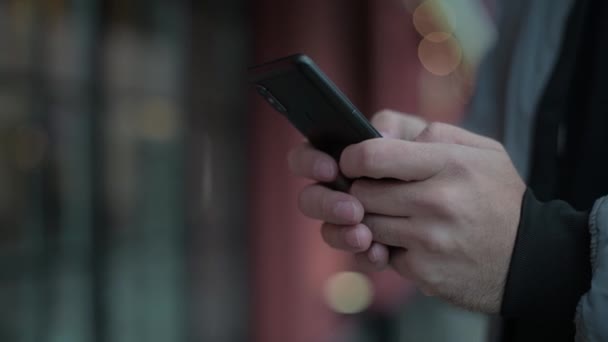 젊은 남자의 손에 스마트폰을 클로즈업 한 사진. — 비디오