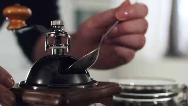 Proces mielenia ziaren kawy w młynie retro. — Wideo stockowe