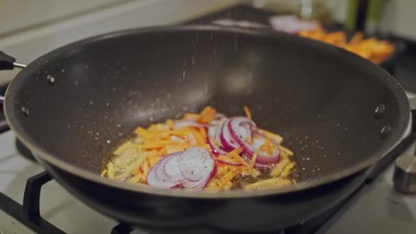 Freír verduras frescas en un wok. Cocina comida asiática. — Vídeo de stock