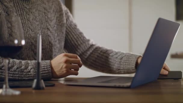 Mladý, pohledný muž v brýlích pracuje na notebooku. — Stock video