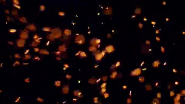 Brennende glühende Funken steigen in Zeitlupe aus einem großen Feuer am Nachthimmel auf. — Stockvideo