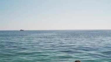 Ufukta yatı olan bir deniz manzarası. Yaz günü güneşli bir denizde yat..