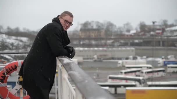 Osoba stojí na zadní palubě lodi a dívá se na zimní krajinu — Stock video