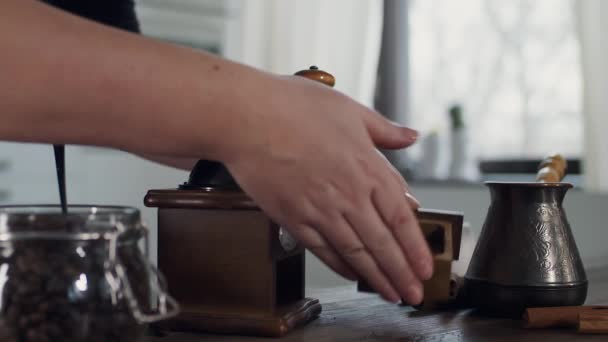 Zbliżenie rąk wlewających mieloną kawę do Turka — Wideo stockowe