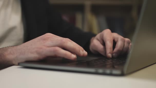 Крупним планом клавіатури. Бізнесмен працює на ноутбуці . — стокове відео