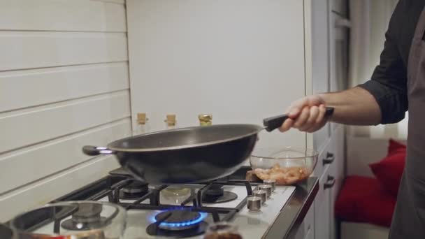 Freír verduras frescas en un wok. Cocina comida asiática. — Vídeo de stock