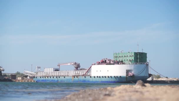 Antiguo puerto de carga. Buque de carga abandonado en el muelle. — Vídeos de Stock