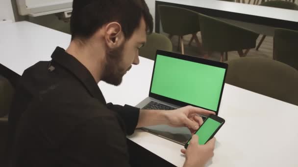 Zielony laptop. Znacznik śledzenia na monitorze komputera. — Wideo stockowe