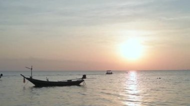 Sahile demir atmış bir balıkçı teknesi