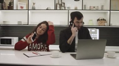 Genç iş adamları bir ofis alanında çalışıyorlar. İşte dizüstü bilgisayarı olan neşeli bir genç. Kız cep telefonundan bir arama yapıyor. Meslektaşlar masada projeyi tartışıyorlar..