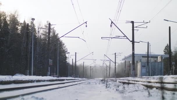 Ένα τρένο φτάνει στο σταθμό μια ηλιόλουστη χειμωνιάτικη μέρα.. — Αρχείο Βίντεο