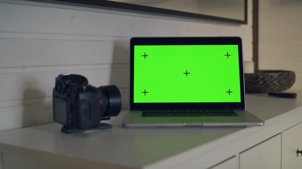 Вид стола с ноутбуком с зеленым экраном. — стоковое видео
