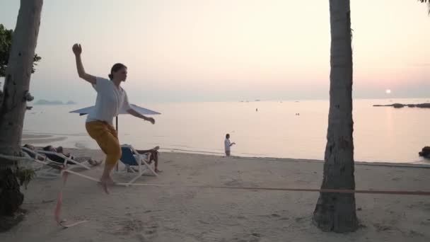 Dziewczyna Idzie Slackline Zachodzie Słońca Tropikalnej Plaży Młoda Kobieta Ćwiczy — Wideo stockowe