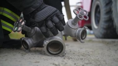 Birlikteki profesyonel itfaiyecilere ders veriyorum. Bir itfaiyeci, dumanlı bir odada fenerle sürünür heyelan altında, kapalı bir alanda ve karanlıkta iş taklidi yapar..