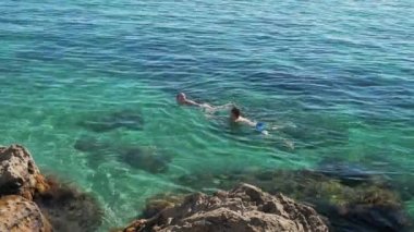 Birlikteki profesyonel itfaiyecilere ders veriyorum. Bir itfaiyeci, dumanlı bir odada fenerle sürünür heyelan altında, kapalı bir alanda ve karanlıkta iş taklidi yapar..