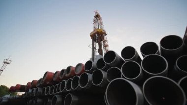 Petrol ve gaz endüstrisindeki bir petrol platformunda sondaj sondajı operasyonu.