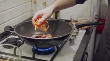 Asya yemeği pişirmek. Akdeniz mutfağı pişirmek. 