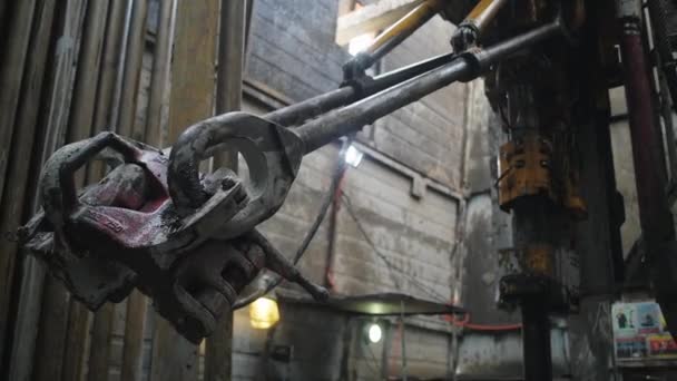 La tubería de perforación se gira a través de un tocadiscos en la plataforma de perforación de petróleo. — Vídeo de stock
