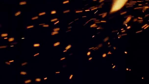 Brennende glühende Funken steigen in Zeitlupe aus einem großen Feuer am Nachthimmel auf. — Stockvideo