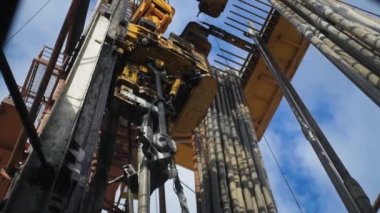 Top Drive System ve Petrol sondaj platformundan Derrick. TDS