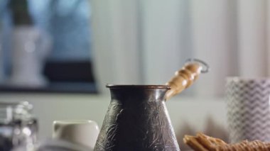 Kaynar su bir kahve makinesine dökülür..