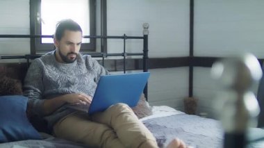  Samimi gri örgü kazaklı bir adam sosyal medyada takılıp kalmış..