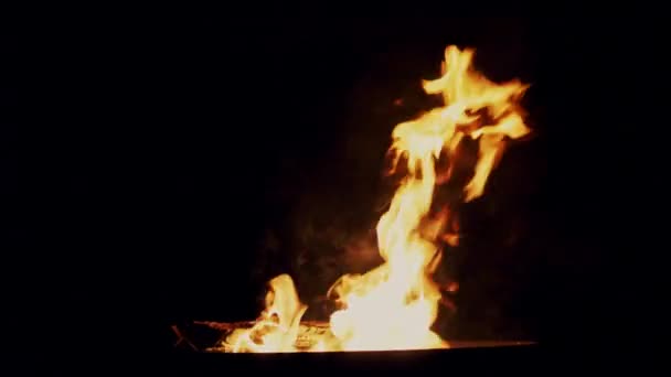 Sorgono scintille roventi dal grande fuoco del cielo notturno, al rallentatore. — Video Stock