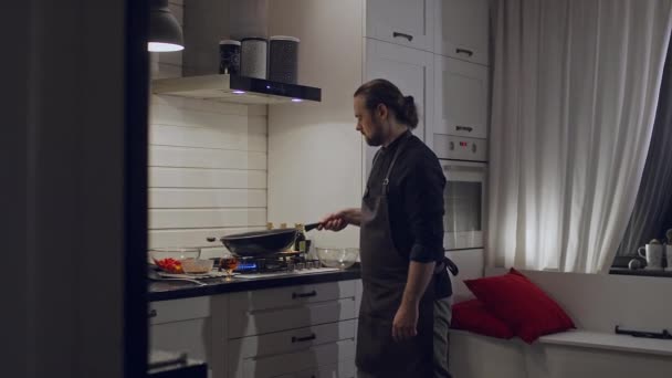 Faire rôtir les légumes et le poulet dans un wok au-dessus d'un feu. — Video