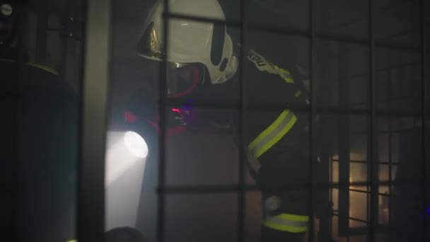 Výuka týmu profesionálních hasičů v jednotce. — Stock video