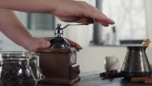 Proses penggilingan biji kopi di sebuah pabrik retro. — Stok Video