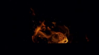 Gece gökyüzündeki büyük ateşten yükselen kızgın kıvılcımlar, ağır çekimde..