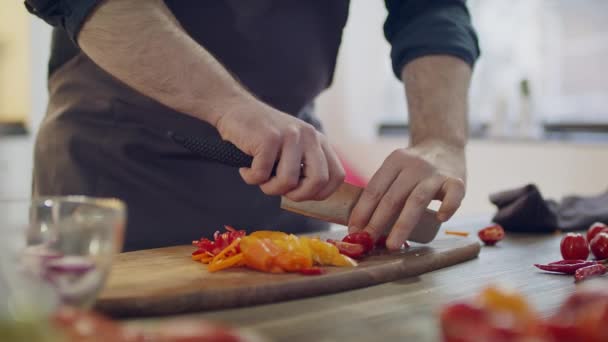 Taglio di verdure per un cibo sano. Verdure fresche sulla tavola dei cuochi. — Video Stock