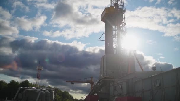 Olieveld Avond Stralen Van Ondergaande Zon Focus Voorgrond Rig Toren — Stockvideo