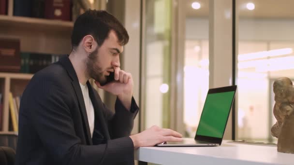 Ung Fokuserad Stilig Manlig Affärsman Som Arbetar Laptop Grön Skärm — Stockvideo