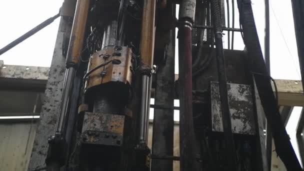 Top Drive System TDS и Derrick of Oil Drilling Rig — стоковое видео