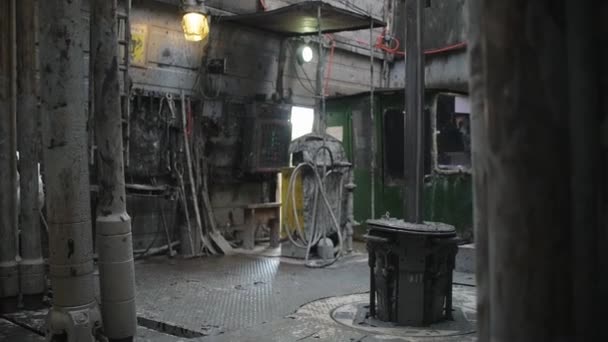钻杆通过石油钻机上的转台旋转. — 图库视频影像