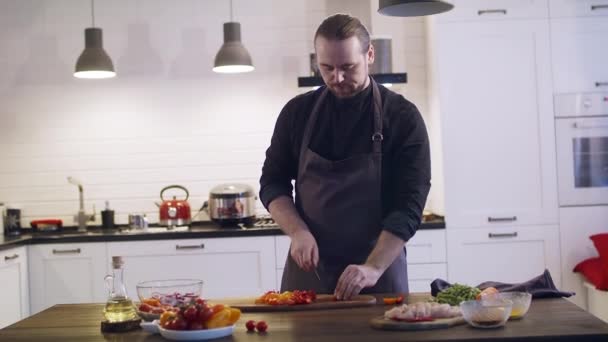 Lo chef trita le verdure nella cucina di casa. — Video Stock