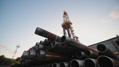 Petrol ve gaz endüstrisindeki bir petrol platformunda sondaj sondajı operasyonu.