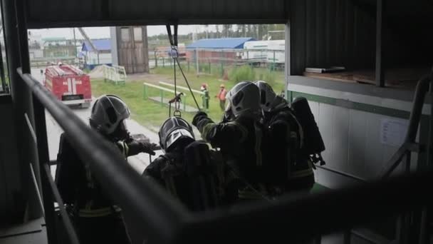 Ausbildung eines Teams von Berufsfeuerwehrleuten in der Einheit. — Stockvideo