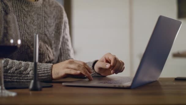 Primer plano, dedos escribiendo texto en el teclado del ordenador portátil — Vídeos de Stock