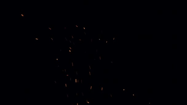 Queimando faíscas vermelho-quentes subir de grande fogo no céu noturno, em câmera lenta. — Vídeo de Stock