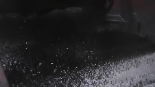 Shaker łupkowy oddzielający sadzonki od błota wiertniczego w zwolnionym tempie — Wideo stockowe