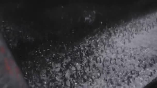 Olieplatform schalieshaker die snijwonden scheidt van het boren van modder in slow motion — Stockvideo