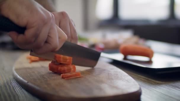 Cortar verduras para una alimentación saludable. Verduras frescas en la mesa de cocineros. — Vídeo de stock