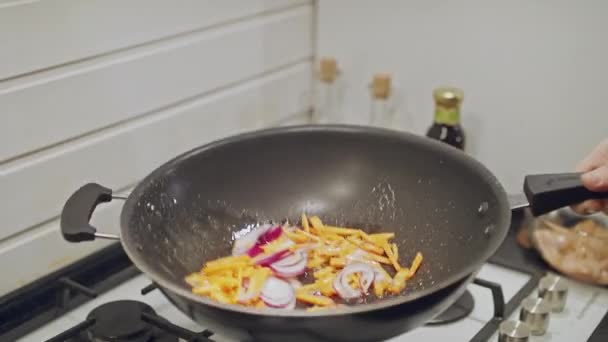 新鮮な野菜を鍋で炒める。アジア料理を作る。地中海料理 — ストック動画