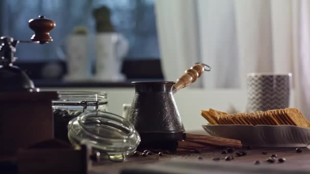 Menyiapkan kopi tanah segar aromatik di Turki. — Stok Video
